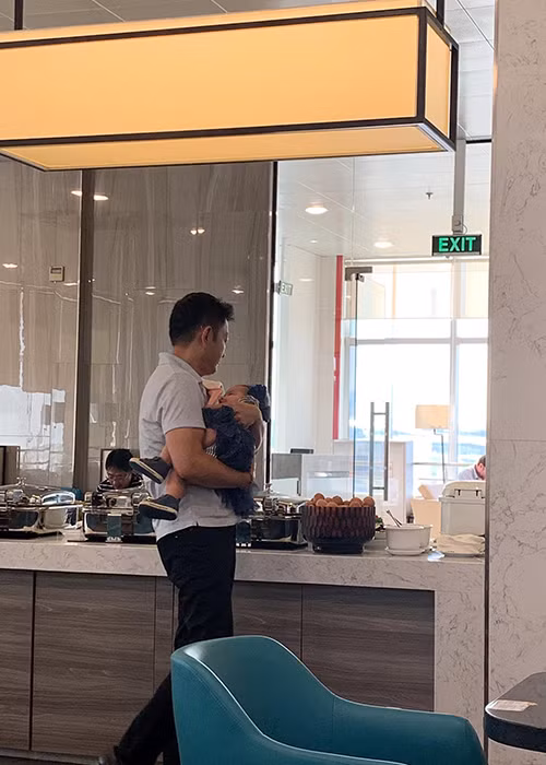 Doanh nhân Tom Han dành nhiều thời gian để giúp vợ chăm sóc cô con gái.