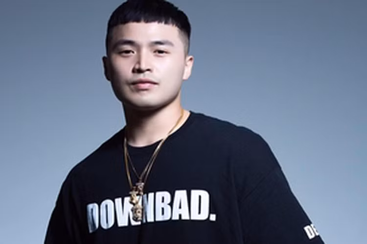 Kang Kyung Yoon là người đầu tiên khui scandal bố mẹ của rapper Microdot lừa đảo một khoản tiền lớn rồi bỏ trốn sang New Zealand. Ảnh: Người đưa tin