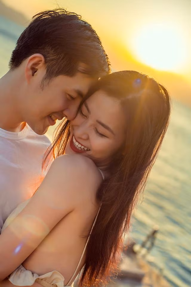 Đông Nhi – Ông Cao Thắng là một trong những cặp đôi hiếm hoi của showbiz Việt giữ được được tình yêu đẹp, gắn bó suốt 10 năm. Tình yêu ấy là thanh xuân của họ và cả với những người hâm mộ theo dõi Đông Nhi từ những ngày đầu sự nghiệp.