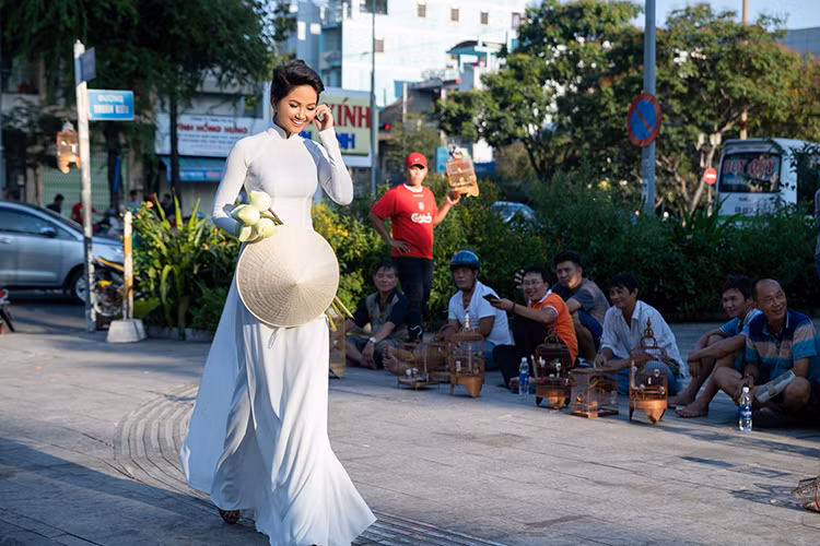 Tóc ngắn, H’hen Niê vẫn vô cùng dịu dàng khi diện áo dài.