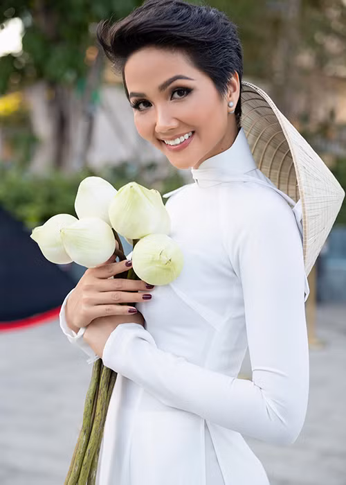 Hoa hậu H’hen Niê chia sẻ rằng cô yêu thích nhất là áo dài màu trắng, tuy đơn giản nhưng tôn vinh nét đẹp của người phụ nữ Việt.