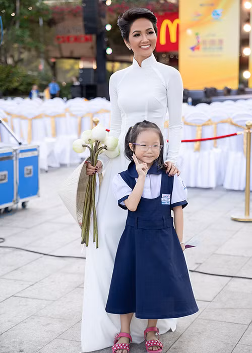 Nhận được tin vui, nàng hoa hậu 9x bày tỏ cô sẽ cố gắng nhiều hơn nữa trong tương lai, để không chỉ là một người phụ nữ đẹp mà còn là một người phụ nữ có sức ảnh hưởng tích cực cho cộng đồng.