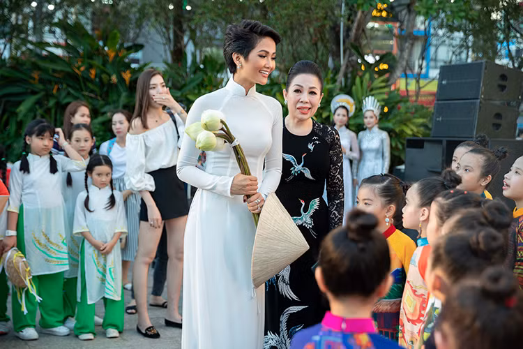 H'hen Niê mới đây đã được Forbes Việt Nam bình chọn là một trong 50 người phụ nữ có tầm ảnh hưởng nhất Việt Nam 2019.