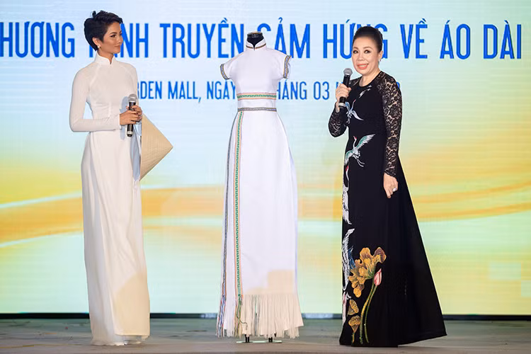 Tại sự kiện mới đây, người đẹp quyết định tặng lại bộ áo dài trắng thổ cẩm từng cùng cô tạo tiếng vang tại Hoa hậu Hoàn vũ Thế giới 2018 cho Bảo tàng Áo Dài.