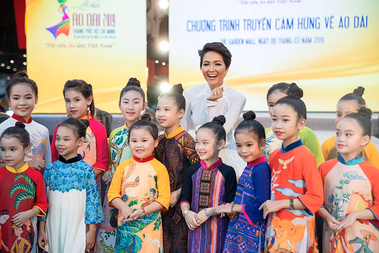 Trong năm 2018, H'hen Niê tích cực tham gia nhiều chương trình, hoạt động xã hội, cộng đồng.