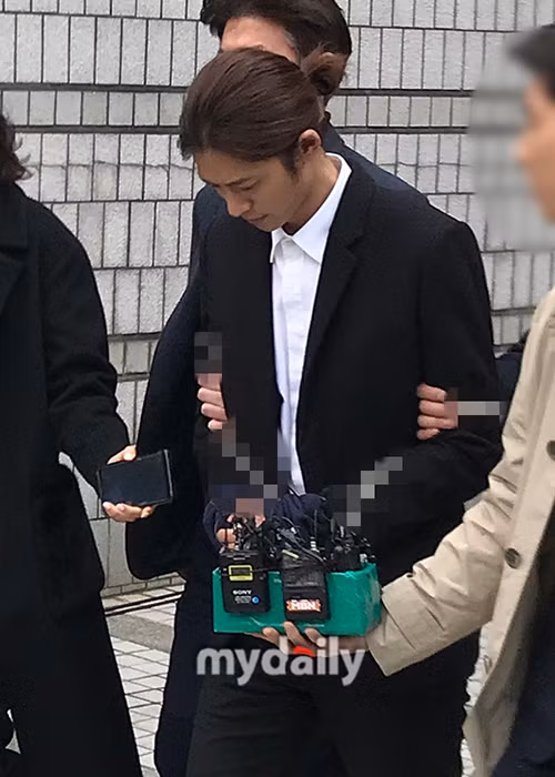 Hình ảnh Jung Joon Young bị trói, còng tay khiến công chúng xôn xao. Ảnh: Mydaily