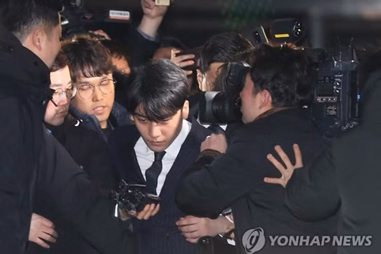 Trái ngược với Jung Joon Young, Seungri phủ nhận mọi cáo buộc về mình. Theo truyền thông xứ Hàn, Seungri đã lập nhóm chat bệnh hoạn có Jung Joon Young tham gia. Ngoài ra, Seungri còn vướng cáo buộc môi giới mại dâm, trốn thuế. Ảnh: Yonhapnews