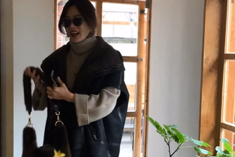 Đã rất lâu Chae Rim và chồng không xuất hiện bên nhau. Ngoài ra, nữ diễn viên còn bị soi không còn đeo nhẫn cưới. Ảnh: Yan