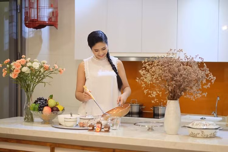 Ngọc Hân còn khá đảm đang trong việc nấu nướng.