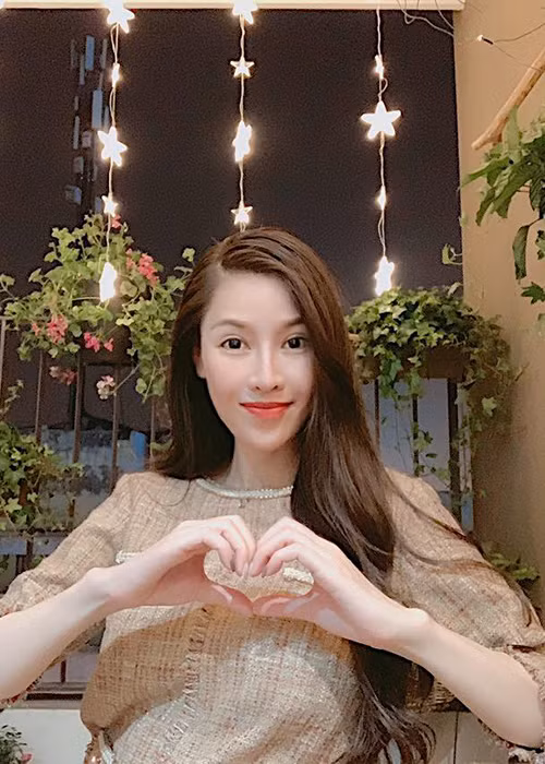 Quế Vân dường như đang rất hạnh phúc bên bạn trai giấu mặt. Ảnh: FBNV