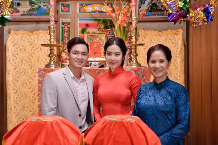 Dân mạng bán tín bán nghi hình ảnh Nam Em mặc áo dài trong đám cưới truyền thống. Không ít người đặt nghi vấn đây chỉ là hình ảnh trong một sản phẩm nghệ thuật của Nam Em. Ảnh: Pháp luật plus