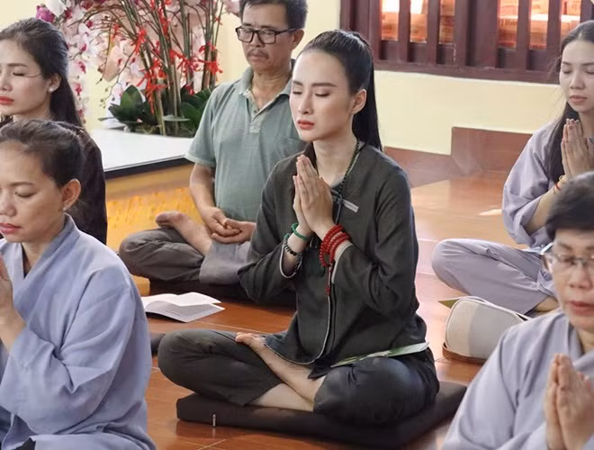 Tuy nhiên, từ cuối năm 2018 tới nay, Angela Phương Trinh ít xuất hiện hơn tại các sự kiện của làng giải trí. Cô cũng không tham gia dự án điện ảnh hay ra mắt sản phẩm nghệ thuật nào. Trên trang cá nhân, cô chỉ đăng tải hình ảnh đi chùa, tụng kinh, ăn chay trường, sống giản dị.
