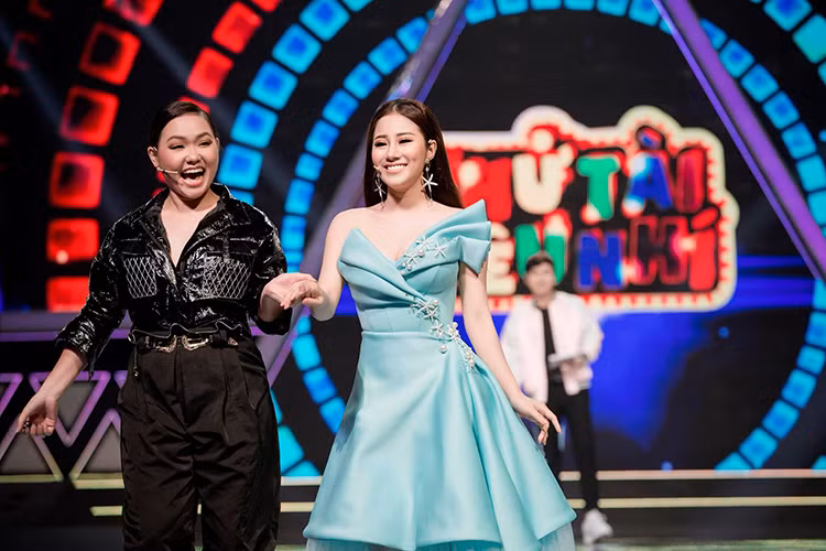 Thỉnh thoảng, nữ giám khảo của Thần tượng Bolero 2019 chọn phong cách gợi cảm khi xuất hiện trước công chúng.