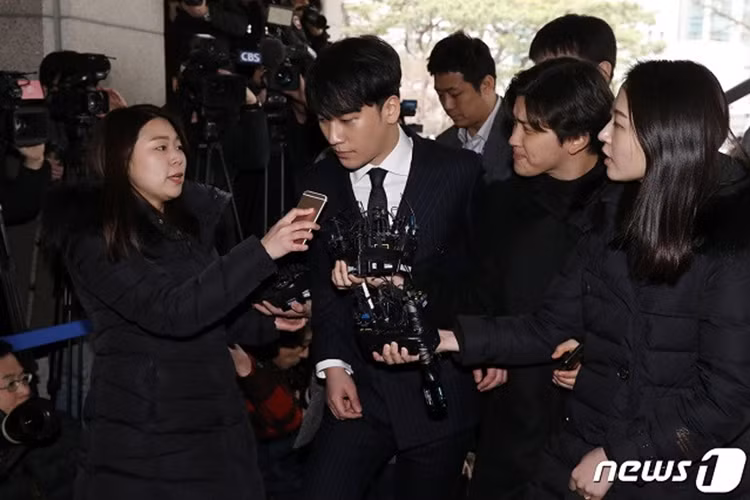 KBS cũng cho hay, trong cuộc thẩm vấn, Seungri thừa nhận anh biết rõ việc đăng ký câu lạc bộ dưới dạng một nhà hàng là bất hợp pháp. Ngoài ra, cựu ca sĩ còn được cho là làm theo các câu lạc bộ lân cận. Ảnh: News1