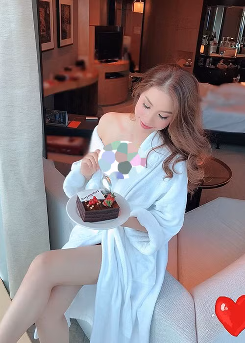 Được bạn trai cầu hôn vào dịp Valentine ở Mỹ, Phạm Hương cũng giấu kín danh tính người bạn trai này. Trước đó, cô chưa từng công khai hẹn hò với bất kì ai.