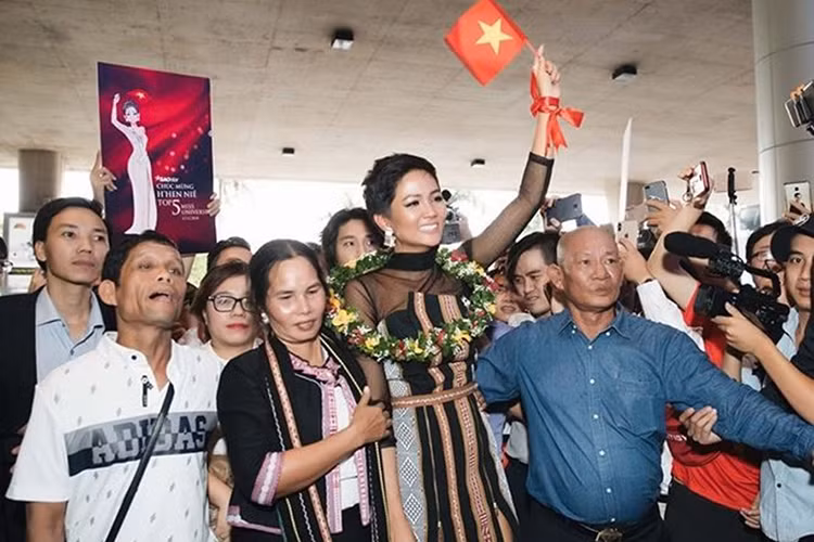 Bà từng cùng chồng sang tận Thái Lan để cổ vũ H'hen Niê thi Hoa hậu Hoàn vũ Thế giới 2018. Ảnh: Lao động