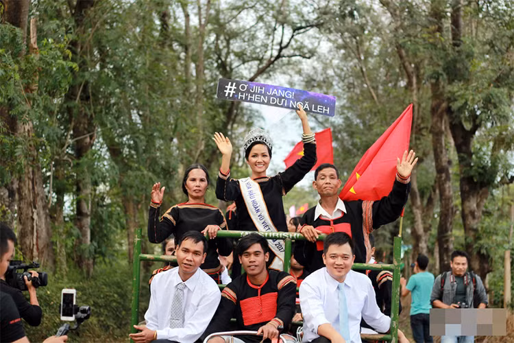 Mẹ của H'hen Niê hạnh phúc khi con gái dám nói không kết hôn sớm để có được thành công như ngày hôm nay. Ảnh: Lao động