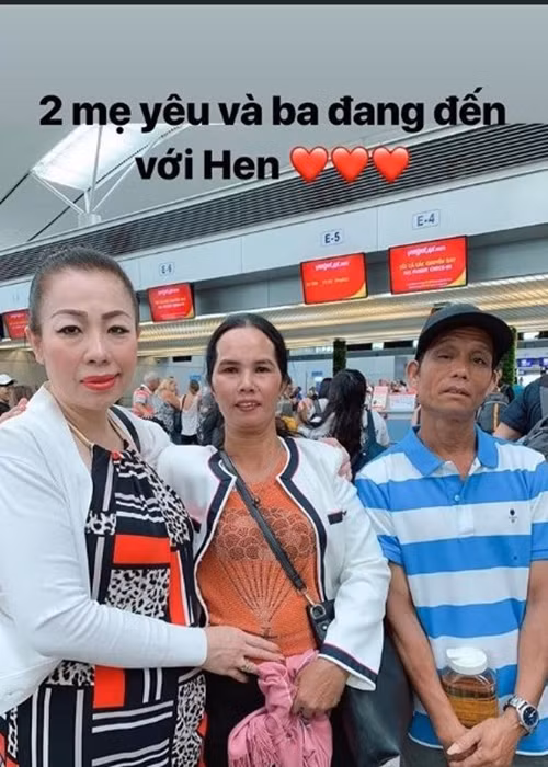 Sự xuất hiện của bố mẹ là nguồn động lực lớn đối với H'hen Niê mỗi khi cô thi hoa hậu.