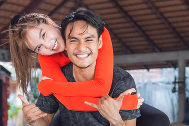 Nói về nụ hôn của Ngọc Trinh, Duy Minh chia sẻ đó chỉ là một cảnh đùa giỡn của hai chị em ở hậu trường. Ảnh: Saostar