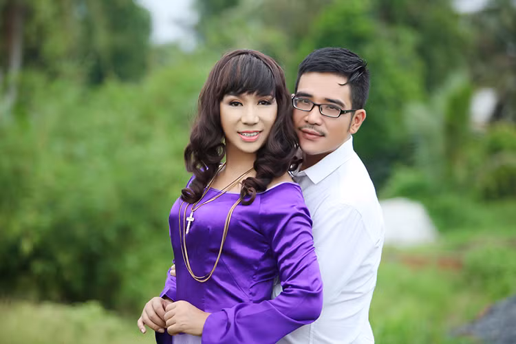 Vương Bảo Tuấn và Long Nhật khẳng định cả hai chỉ là bạn bè. Ảnh: Gia đình xã hội