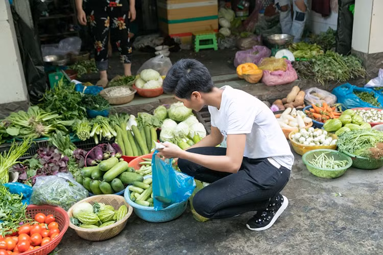 Hình ảnh H'hen Niê đi chợ khiến cô trở nên gần gũi hơn với người hâm mộ. Ảnh: BTC