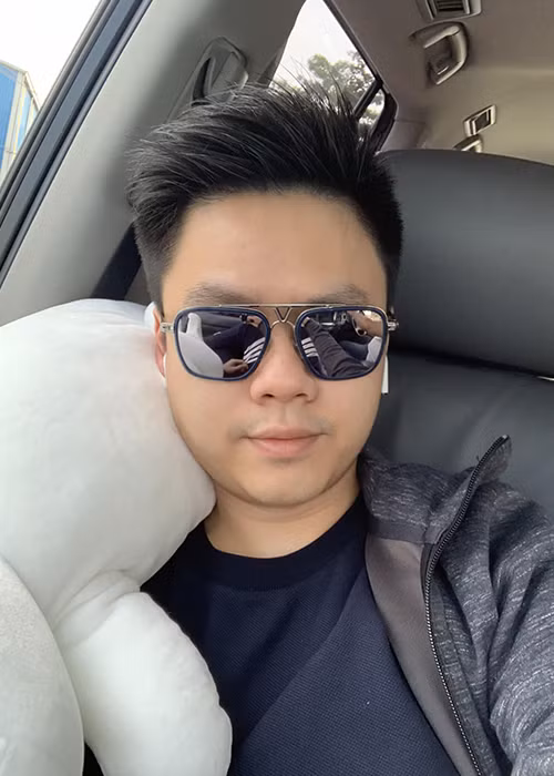 "Đời người chỉ cần có hai lần hạnh phúc là đủ. Một là gặp đúng người, hai là cùng nhau đi đến cùng", tình cũ của Midu viết cách đây ít ngày.