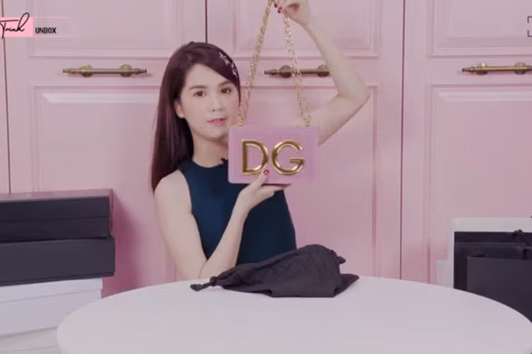 Ngoc Trinh va loat my nhan Viet bi nem da khi khoe do hieu