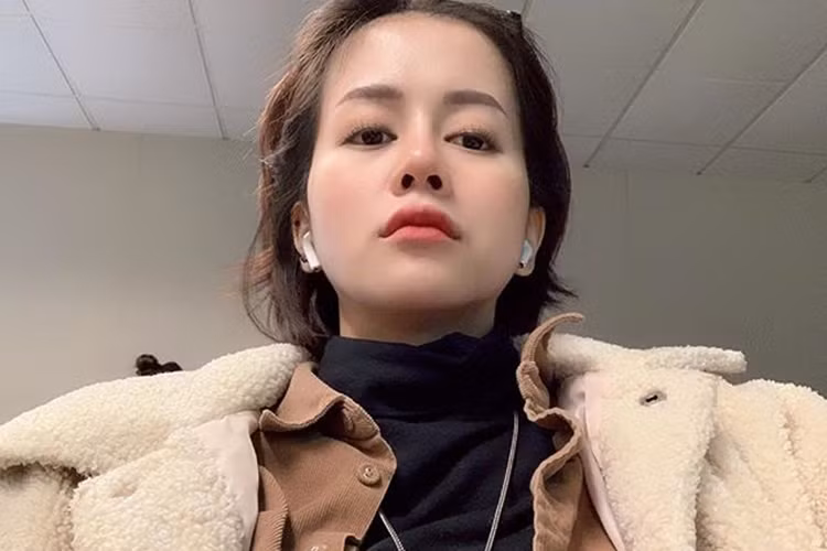 "Khi mà người đàn ông của em trở nên lầm lì. Cũng là lúc anh ta đang cố nghe con tim mình thầm thì", nữ vlogger viết khi chia sẻ hình ảnh mới nhất của mình.