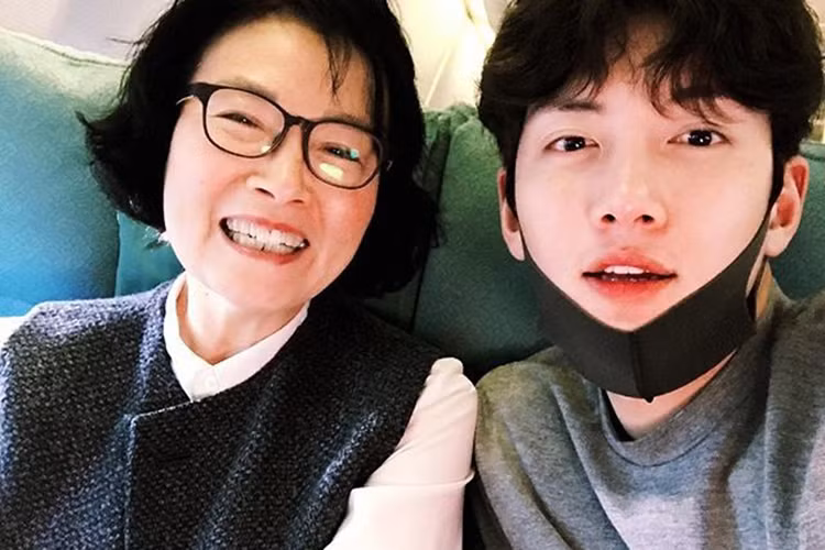 Hiện tại, mẹ của Ji Chang Wook đã an tâm phần nào vì con trai đã trưởng thành, có sự nghiệp ổn định. Ảnh: Instagram