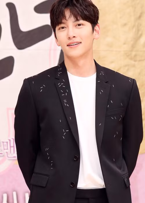 Ji Chang Wook nhập ngũ vào tháng 8/2017 giữa lúc sự nghiệp đang ở thời kỳ đỉnh cao. Ảnh: Tenasia