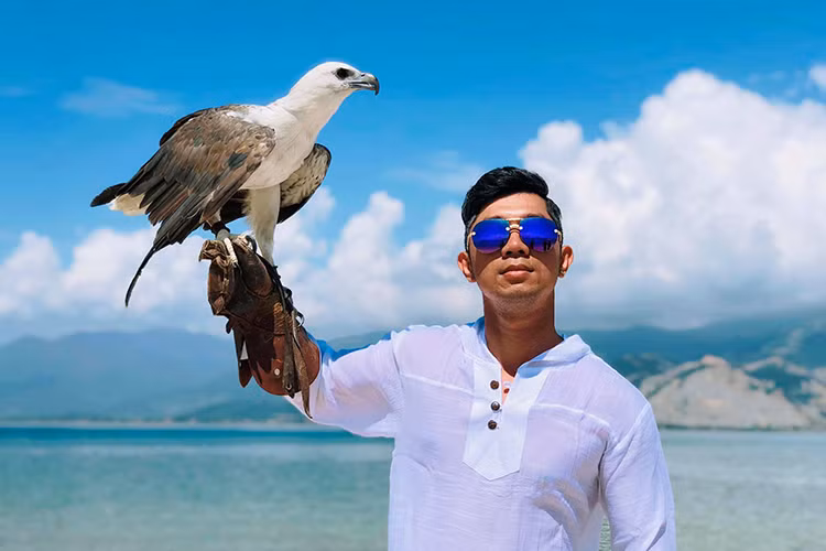 Việc Lương Bằng Quang dao kéo vấp phải những ý kiến trái chiều khiến nam ca sĩ rất bức xúc. Trên trang cá nhân, anh đã bày tỏ sự thất vọng đối với bình luận tiêu cực của một bộ phận cư dân mạng.