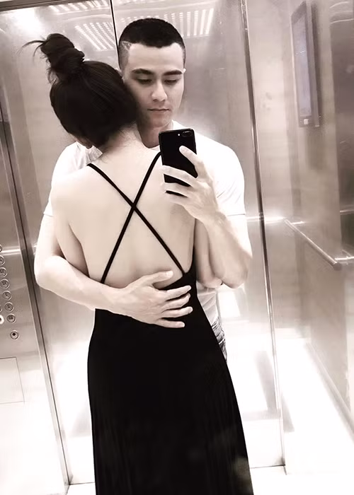 Sau tin đồn chia tay Hoàng Thùy Linh, Vĩnh Thụy mới đây vướng nghi vấn đã có bạn gái mới khi khoe ảnh ôm tình tứ một cô gái.