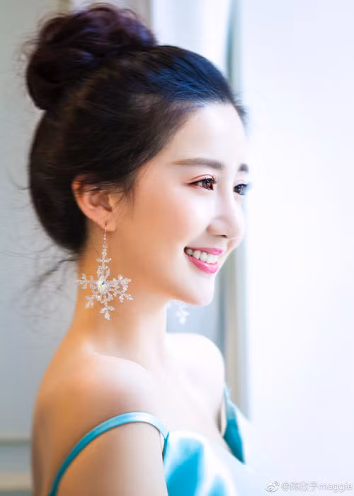 Nữ diễn viên phim "Ỷ Thiên Đồ Long Ký" sinh năm 1990, đến từ Thượng Hải. Cô bước vào nghề vào năm 2013.