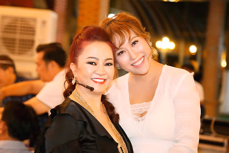 Ngoài thân hình phát tướng, gương mặt của Phi Thanh Vân cũng đầy đặn thấy rõ. Ảnh: FBNV