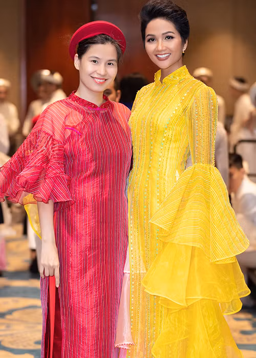 Tại sự kiện, H'hen Niê gặp gỡ NTK Thủy Nguyễn.