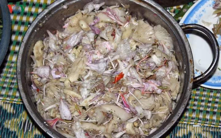 Món nộm hoa Ban.