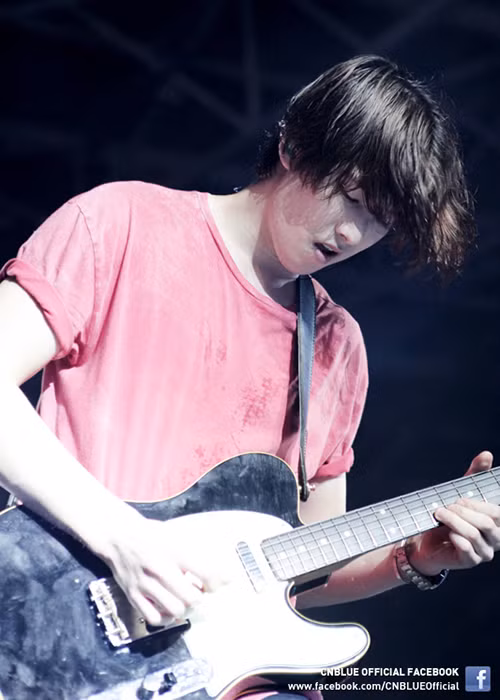 Lee Jong Hyun sở hữu gương mặt điển trai, dáng vẻ thư sinh. Ngoài ca hát, anh còn đóng phim, tham gia gameshow.