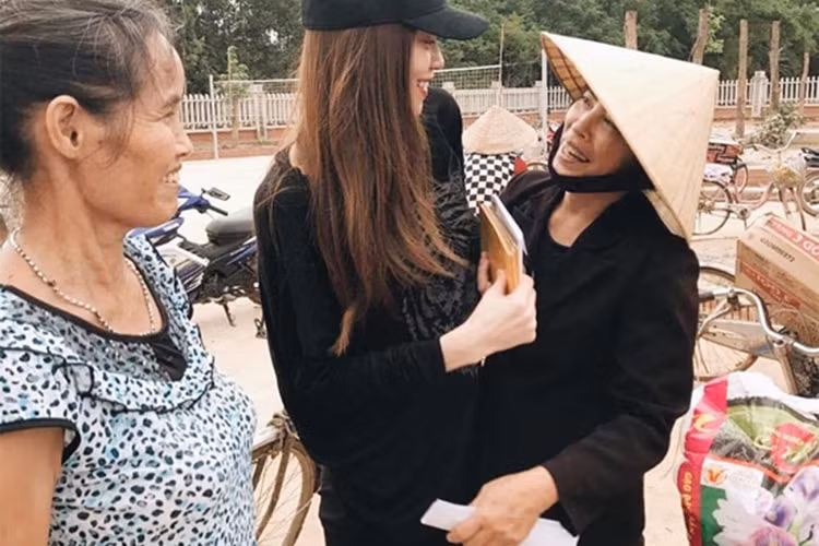 Trong các chuyến đi, cô luôn ăn mặc giản dị. Ảnh: FBNV