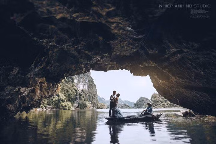 Mỗi hồ là một bức tranh thủy mặc khác nhau về thế núi, dáng núi và hồ nước. Mây trời, non xanh, nước biếc hòa quyện với nhau, thoắt ẩn, thoắt hiện.