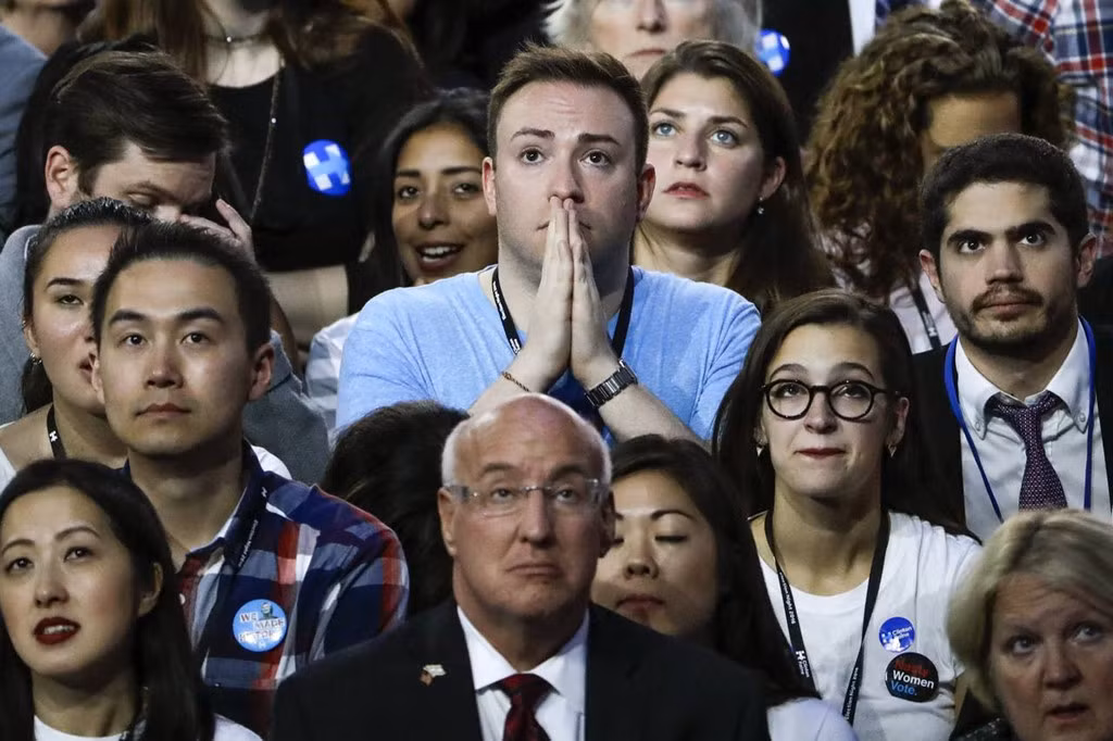 Cử tri ủng hộ bà Hillary Clinton thất thần sau khi kết quả bầu cử tổng thống Mỹ năm 2016 ngã ngũ. Ảnh: Getty.