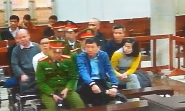 Bị cáo Trịnh Xuân Thanh ngồi có vẻ chán nản, vắt chân chữ ngũ và tập trung nhìn sang hướng luật sư đang bào chữa cho mình.