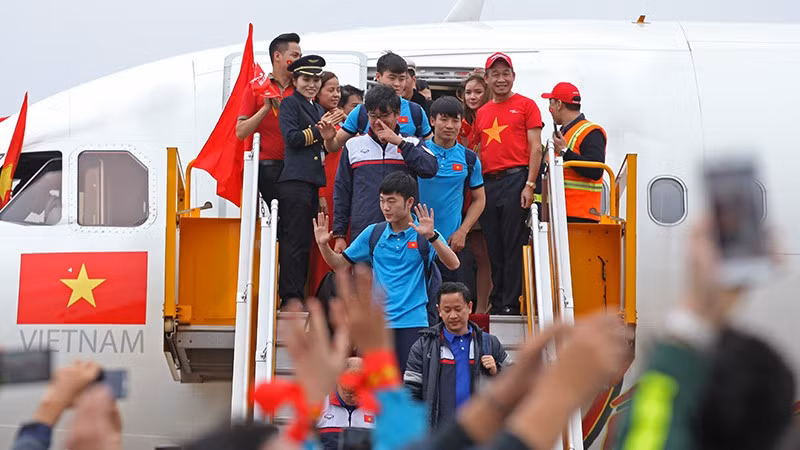 Hình ảnh đội tuyển U23 Việt Nam trên chuyến phi cơ của Vietjet đến sân bay Nội Bài.