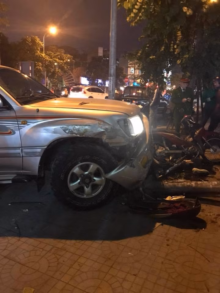 Chiếc xe gây tai nạn chỉ dừng lại khi húc đổ một chiếc cây trên vỉa hè.