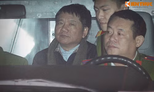 Bị cáo Đinh La Thăng trong xe bít bùng về trại giam T16.