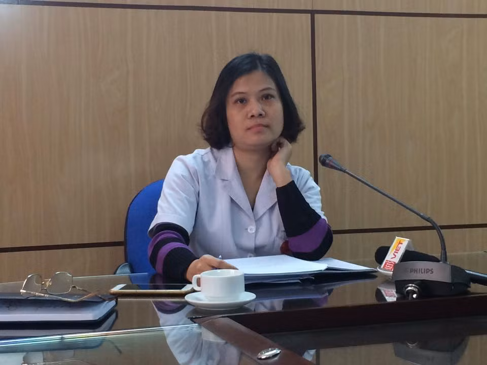 Bác sỹ Đinh Thị Hồng Hoa - Phó phòng Kế hoạch tổng hợp Bệnh viện đa khoa Đông Anh thông tin tại buổi họp báo.