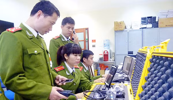 Các chuyên gia an ninh mạng của Phòng Cảnh sát công nghệ cao (PC50, Công an TP Hà Nội) kiểm tra dữ liệu thông tin. Ảnh: Tùng Lâm