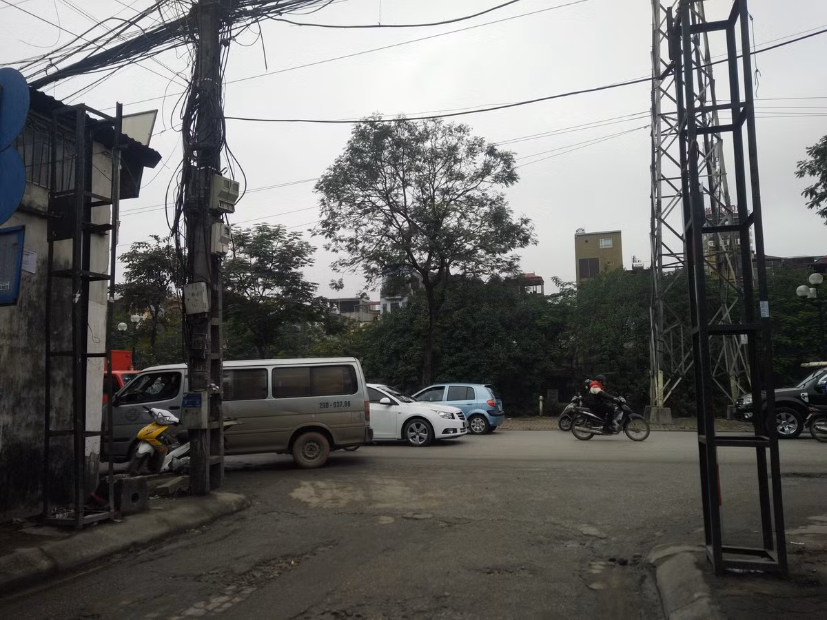 Cột cổng ngõ 319, khu dân cư số 12 phường Hoàng Văn Thụ "đứng" chỏng chơ.