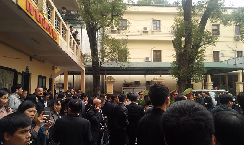 Lực lượng cảnh sát làm nhiệm vụ yêu cầu những người không liên quan không được tiếp cận gần với các bị cáo.