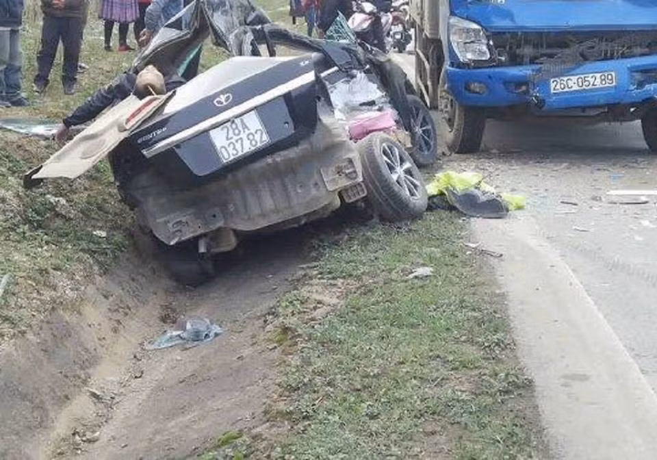 Tai nạn trên QL6 hướng Hòa Bình đi Sơn La, đến địa phận xã Lóng Luông làm 4 người chết tại chỗ.