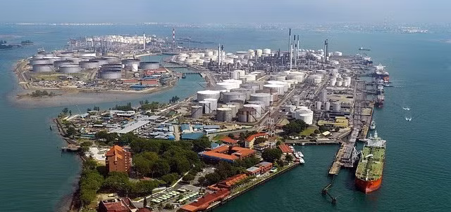 Nhà máy lọc dầu của Shell ở Pulau Bukom, Singapore. Ảnh Tuổi Trẻ.